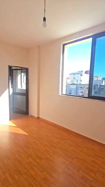 Apartament 2+1 per SHITJE: Prane rruges se Durresit (Zogu i Zi)