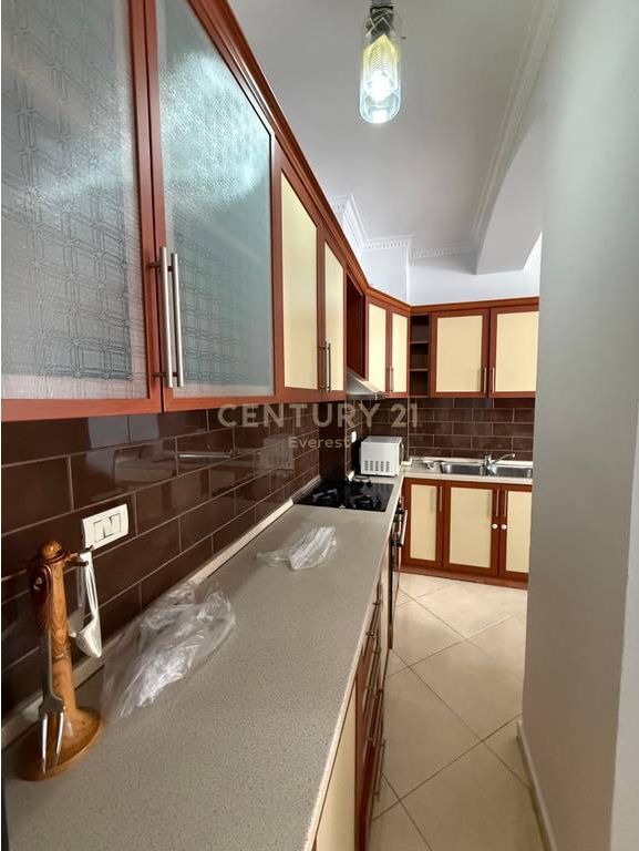 5 MAJI, APARTAMENT 2+1 PER QIRA