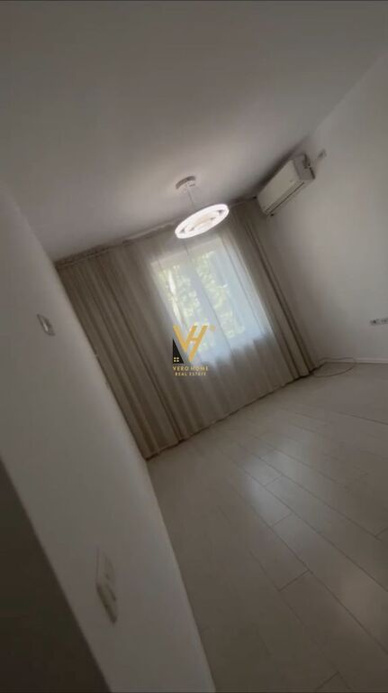 JEPET AMBIENT BIZNESI 50 M2 ME QERA TE PALLATET AGIMI 65.000 LEKE