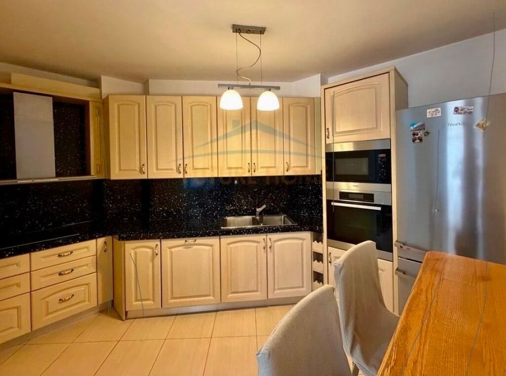 Shitet , Apartament 2+1+Garazh , 21 Dhjetori , Tirane