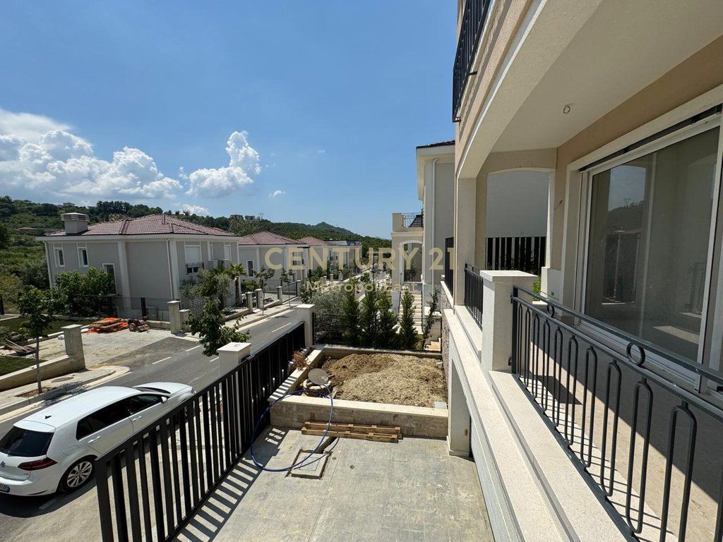 Villa di Lusso con Piscina in Affitto a Collina Verde – Eleganza, Privacy e Comfort