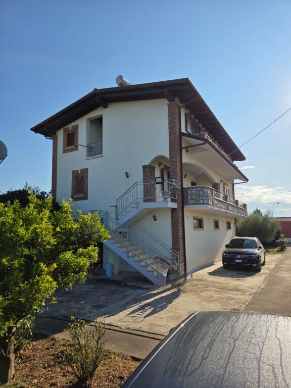 Shitet Shtëpi Private 3-Katëshe në Sallmonë, Durrës