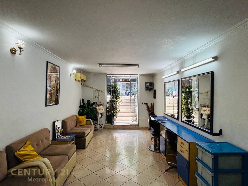 Jepet me qira ambient komercial 31 m² tek Rruga e Barrikadave