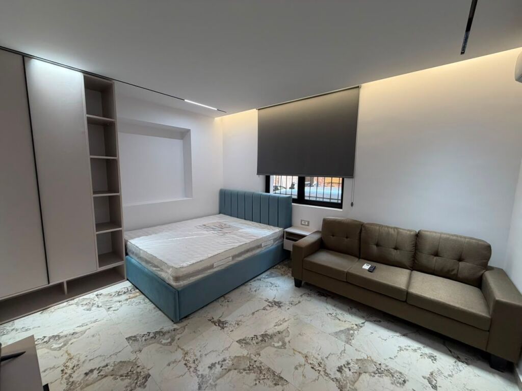 Shiten 2 Garsoniere së bashku – Myslym Shyri  📍 Vendndodhja: Myslym Shyri 🏢 Kati 1, pallat ekzistues ✨ Të sapo investuara 📐 Sipërfaqe totale: 60 m² 💶 Çmimi: 189,000 €