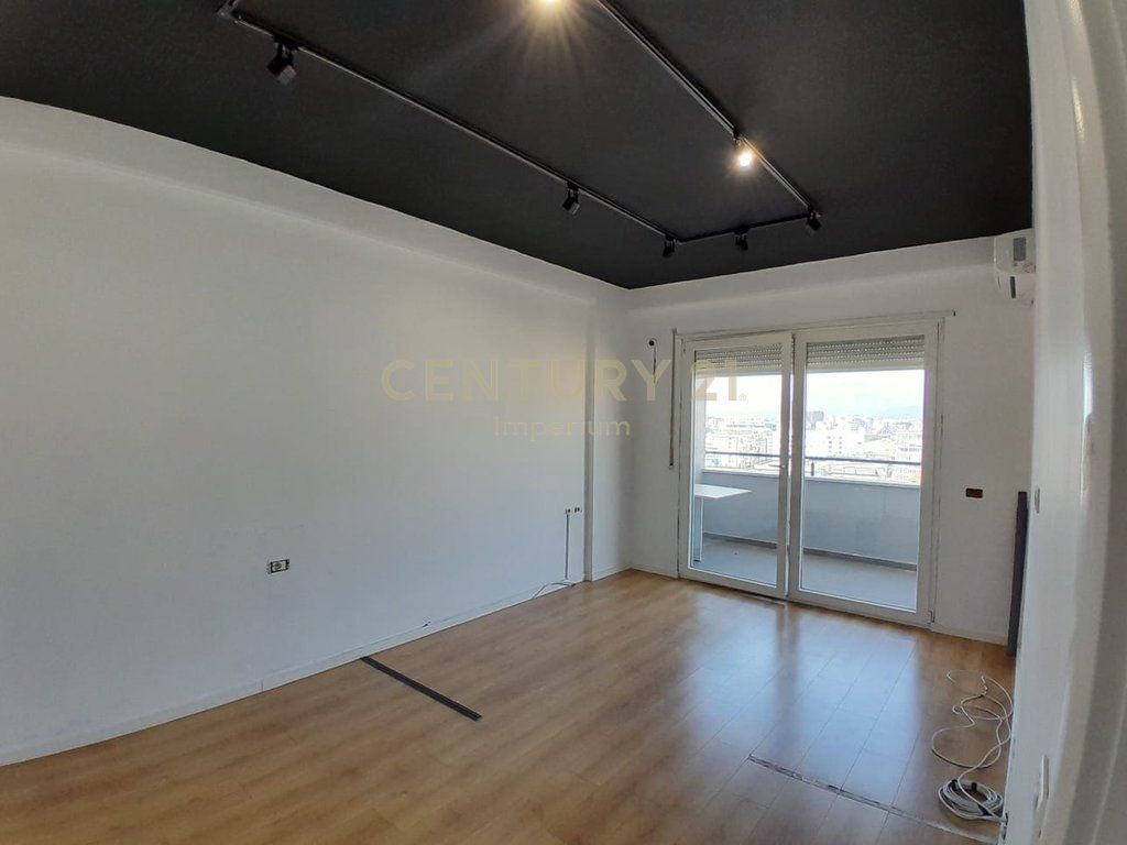 Apartament për Zyra me Qira në Komunën e Parisit – 4 Ambiente Pune! 1,000 € /Muaj