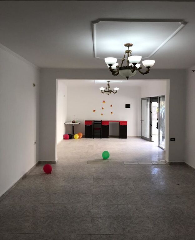 Qera | Ambjent Biznesi | Ali Demi | 1500 €/muaj