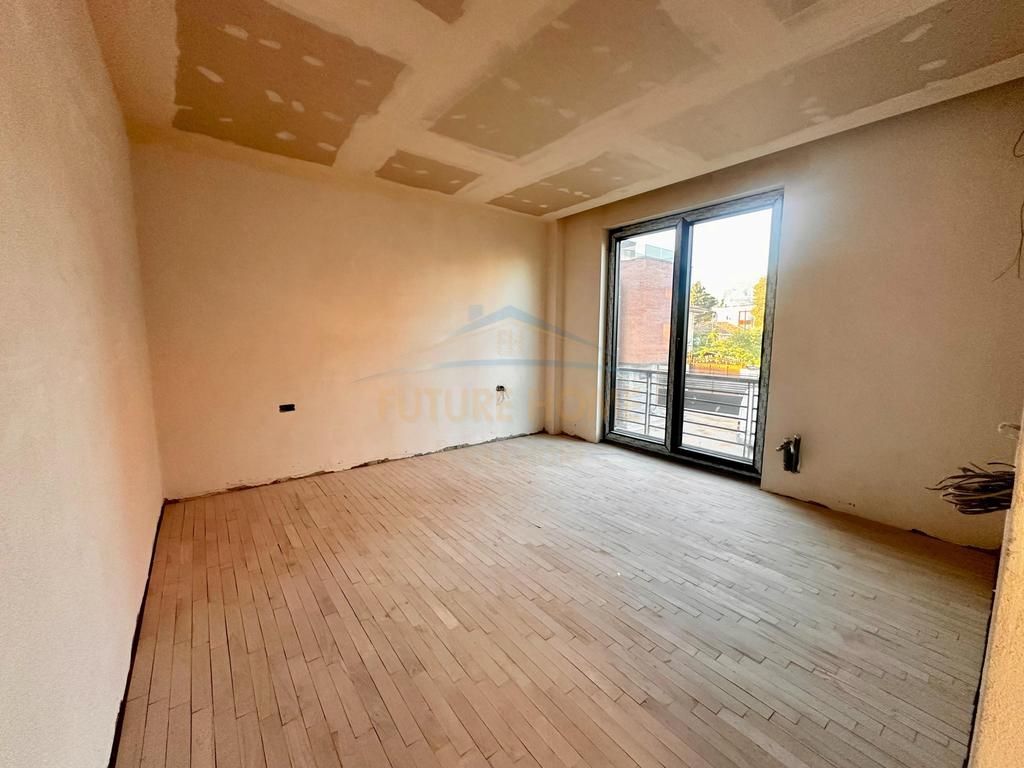 Shitet ,Vile ne Rezidencen Roses , prane Liqenit te Farkes