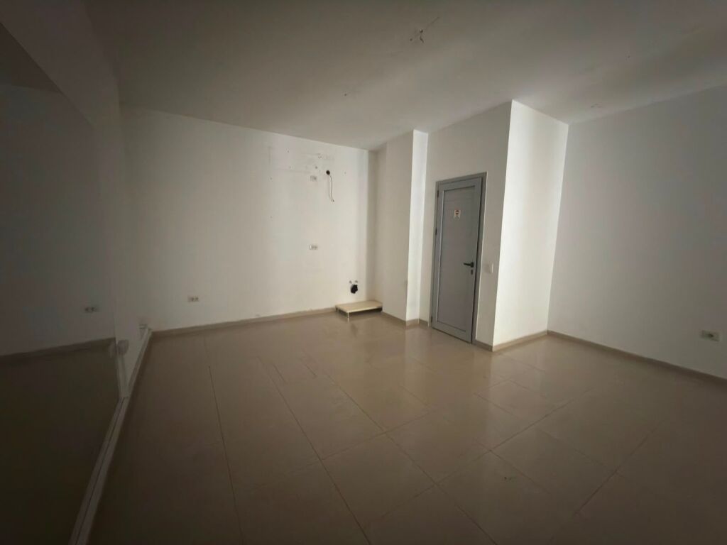 Jepet me qera dyqan tek Komuna e Parisit