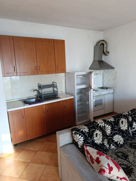 Rent | Shtëpi private 1 + 1 | Rruga Njazi Meka | 350 €/month