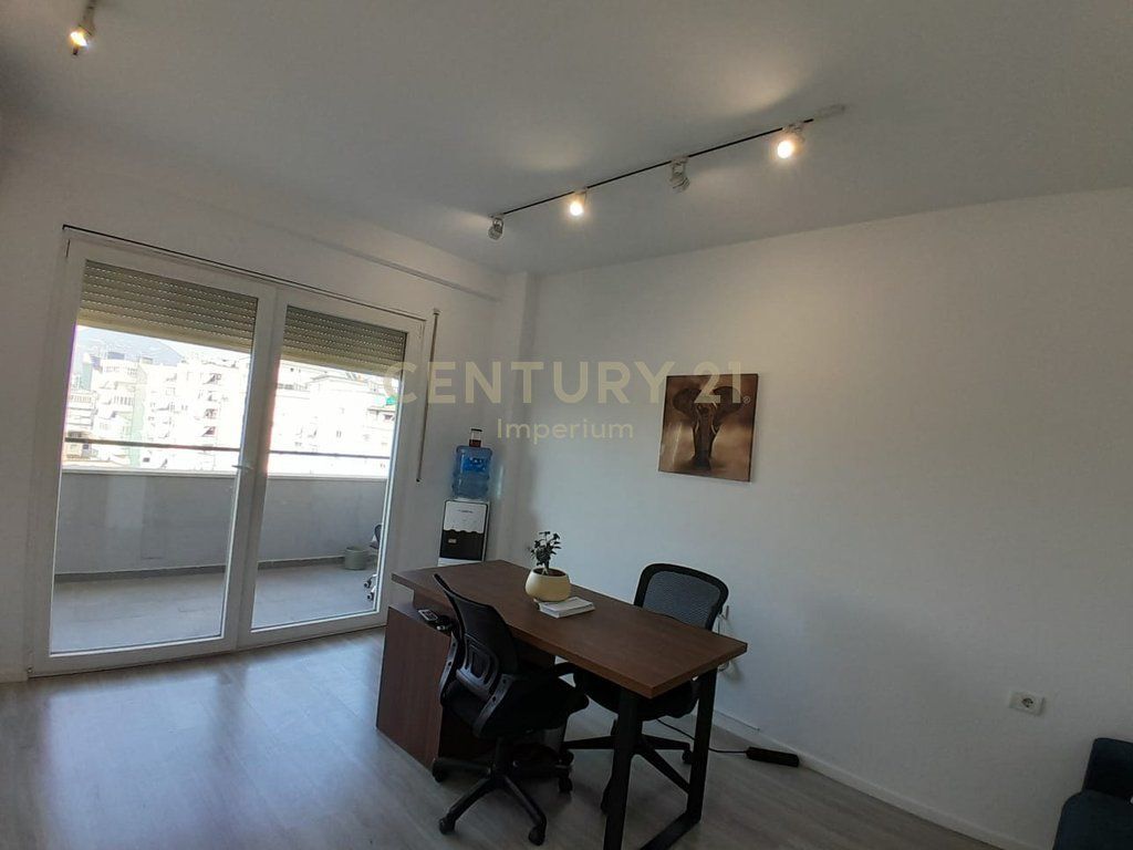 Apartament për Zyra me Qira në Komunën e Parisit – 4 Ambiente Pune! 1,000 € /Muaj