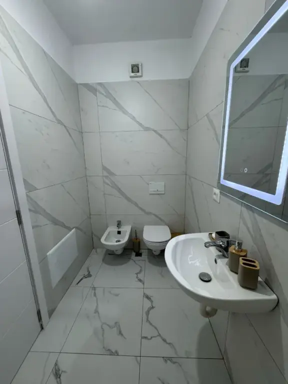 Jepet me qira apartament 2+1+2 në Rrugën 5 Maji 50.000 LEKE