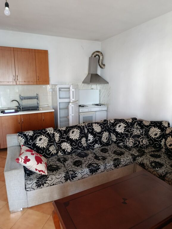 Rent | Shtëpi private 1 + 1 | Rruga Njazi Meka | 350 €/month