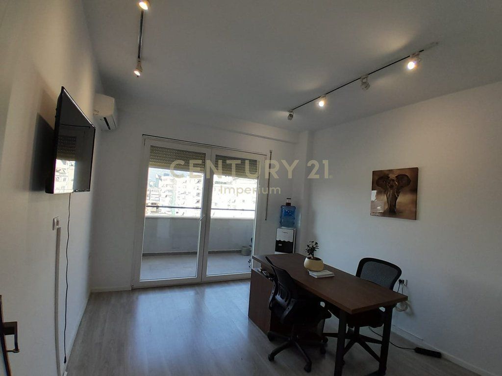 Apartament për Zyra me Qira në Komunën e Parisit – 4 Ambiente Pune! 1,000 € /Muaj