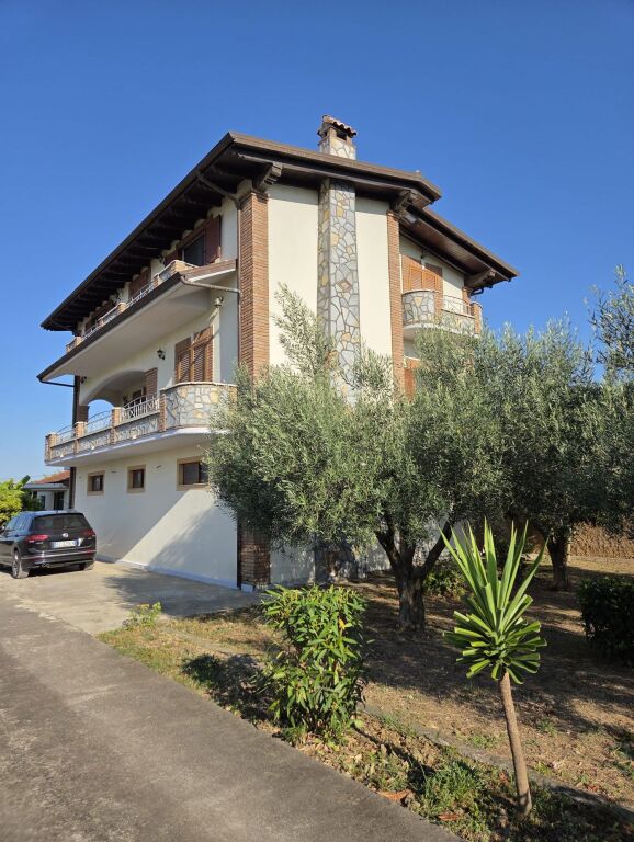 Shitet Shtëpi Private 3-Katëshe në Sallmonë, Durrës