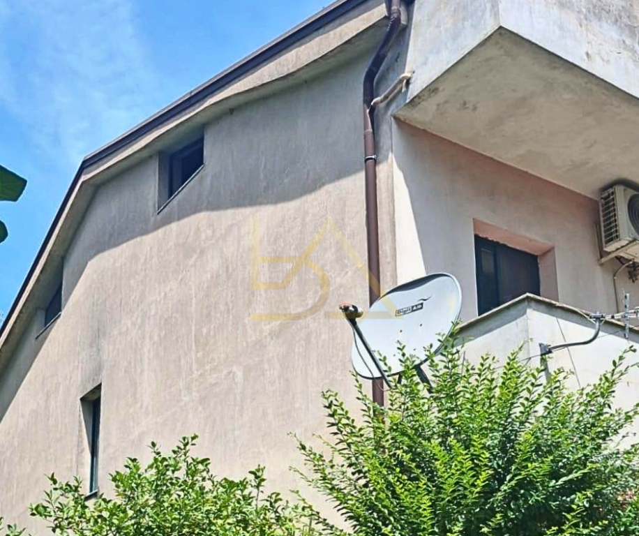 Shitet Shtëpi Dy-Katëshe – Pranë Kthesës së Kamzës, Tiranë