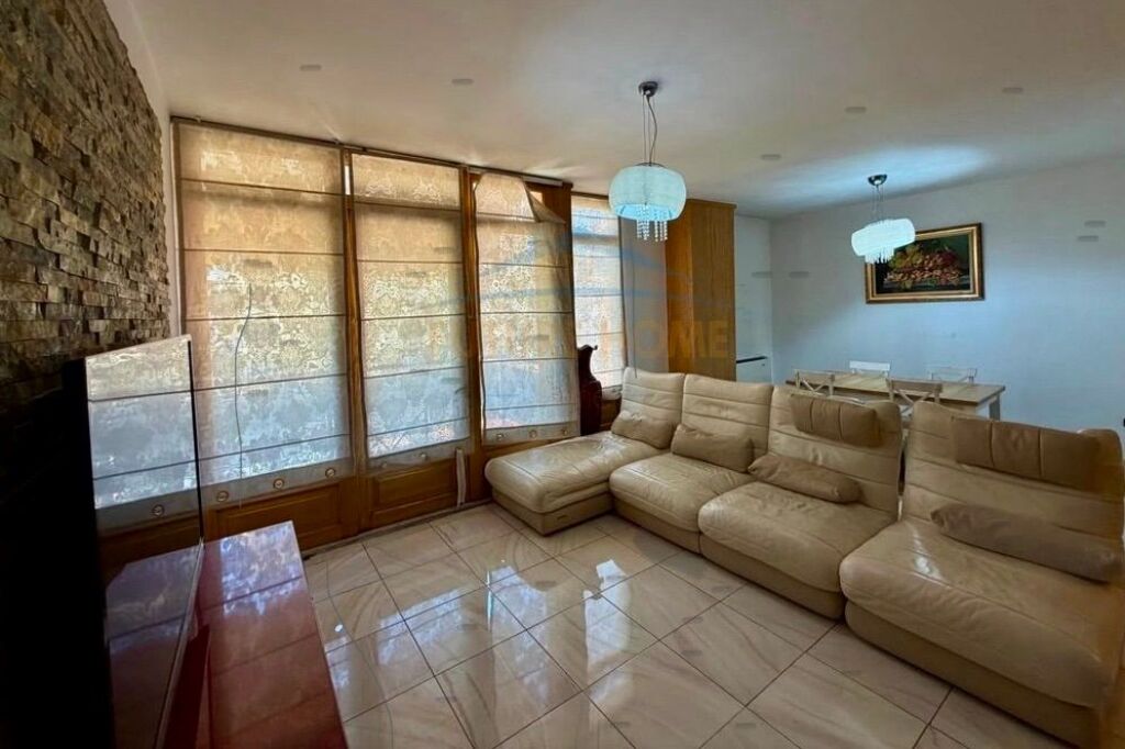 Shitet , Apartament 2+1+Garazh , 21 Dhjetori , Tirane
