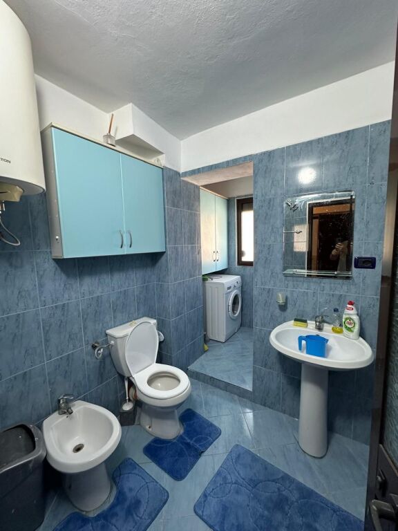 🏢Pazari i Ri jepet me qera apartament 2+1,i mobiluar.60,000Leke (i diskutueshem)