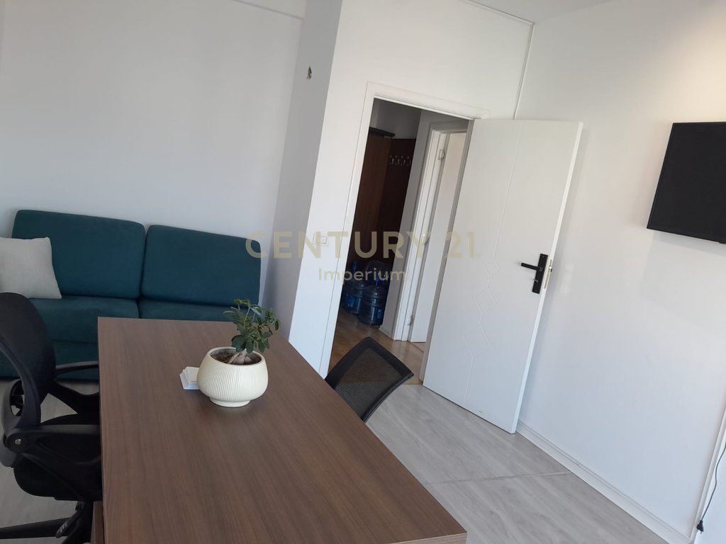 Apartament për Zyra me Qira në Komunën e Parisit – 4 Ambiente Pune! 1,000 € /Muaj