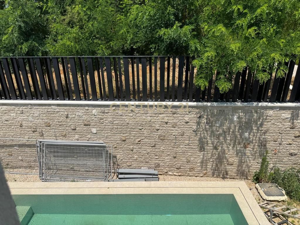 Villa di Lusso con Piscina in Affitto a Collina Verde – Eleganza, Privacy e Comfort