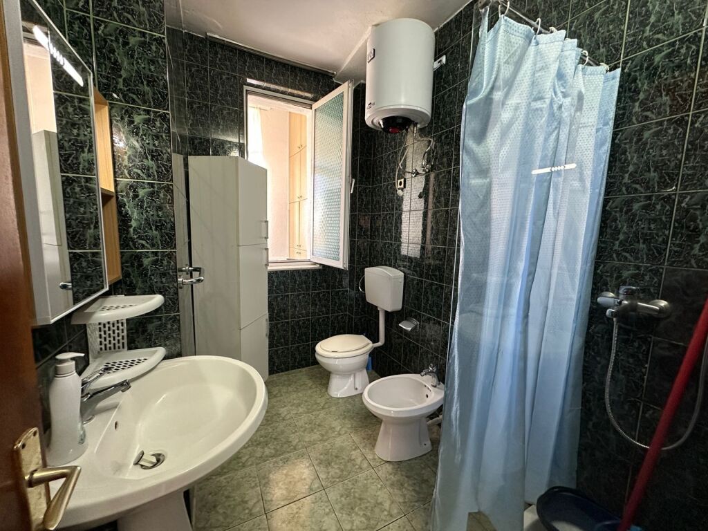 Jepet me qera Apartament 2+1 tek Shkolla e Kuqe !