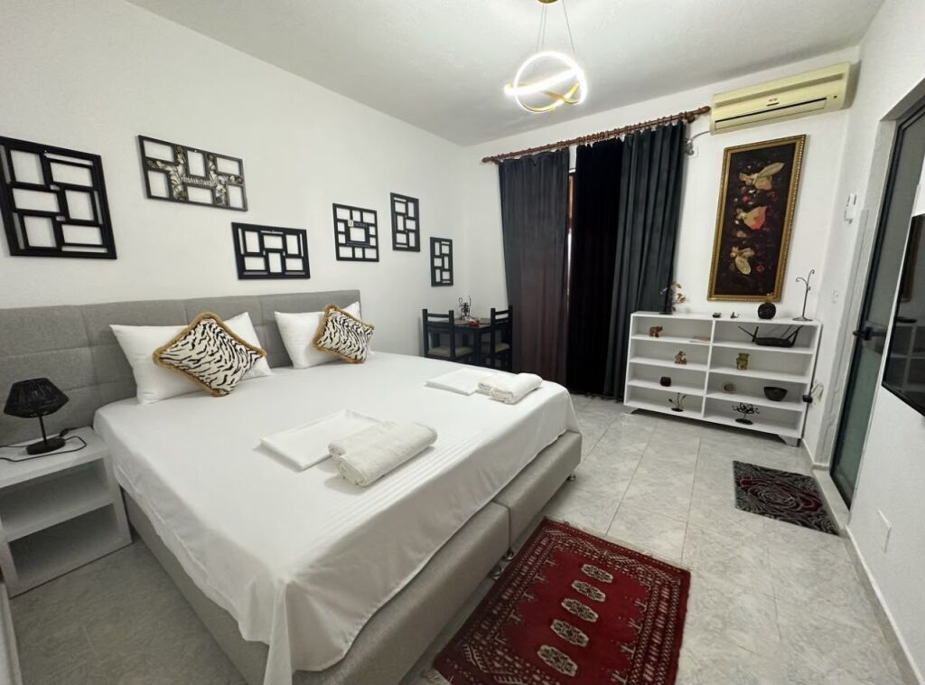 Pak minuta larg Ish Restorant Durresit jepet me qera garsoniere 38m2,e mobiluar 35,000 Leke