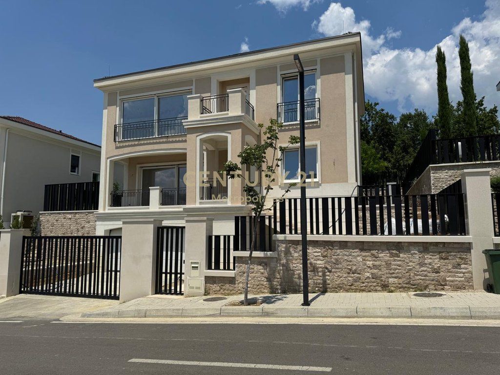 Villa di Lusso con Piscina in Affitto a Collina Verde – Eleganza, Privacy e Comfort