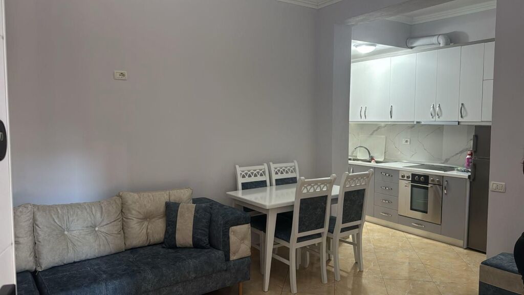 Qera | Shtëpi private 1 + 1 | Rruga Xhanfize Keko | 400 €/muaj
