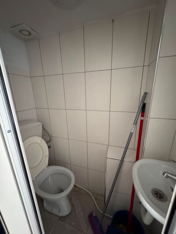Shitet ambjent biznesi, buze rruge tek Rruga Durresit