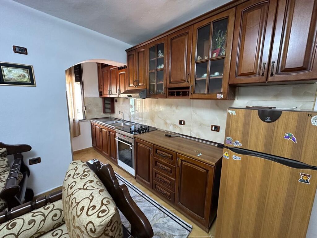 🏢Pazari i Ri jepet me qera apartament 2+1,i mobiluar.60,000Leke (i diskutueshem)