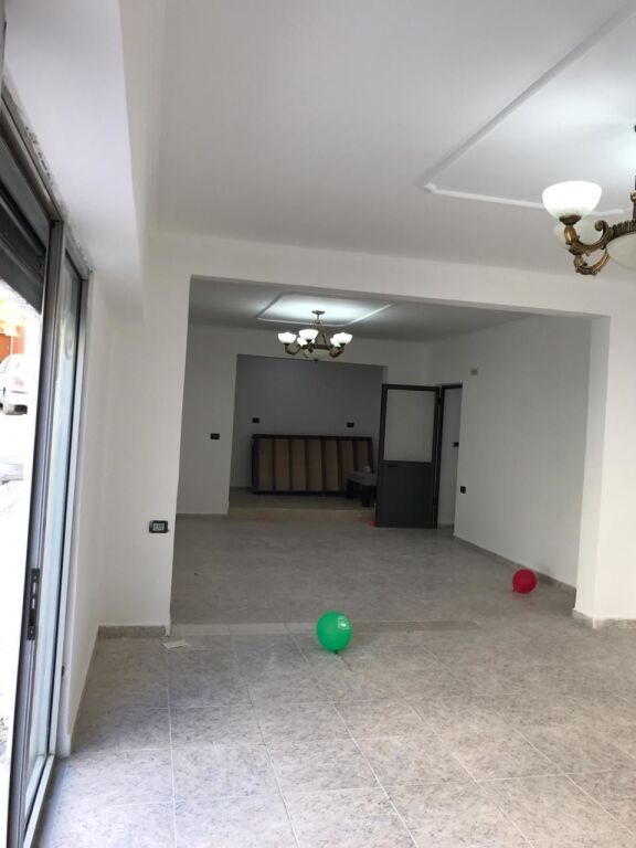Qera | Ambjent Biznesi | Ali Demi | 1500 €/muaj