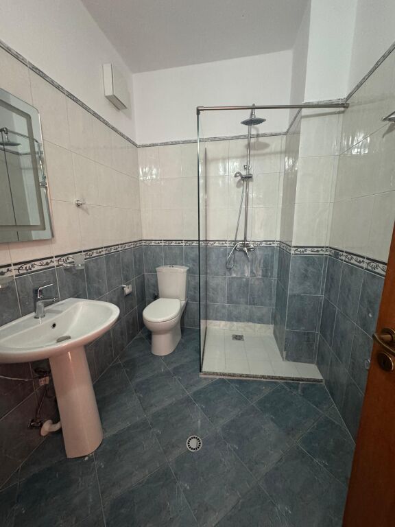 Jepet apartament me qera 2+1+2