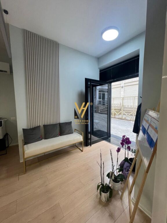 JEPET AMBIENT BIZNESI 50 M2 ME QIRA TE BLV.ZOGU 1-50.000 LEKE
