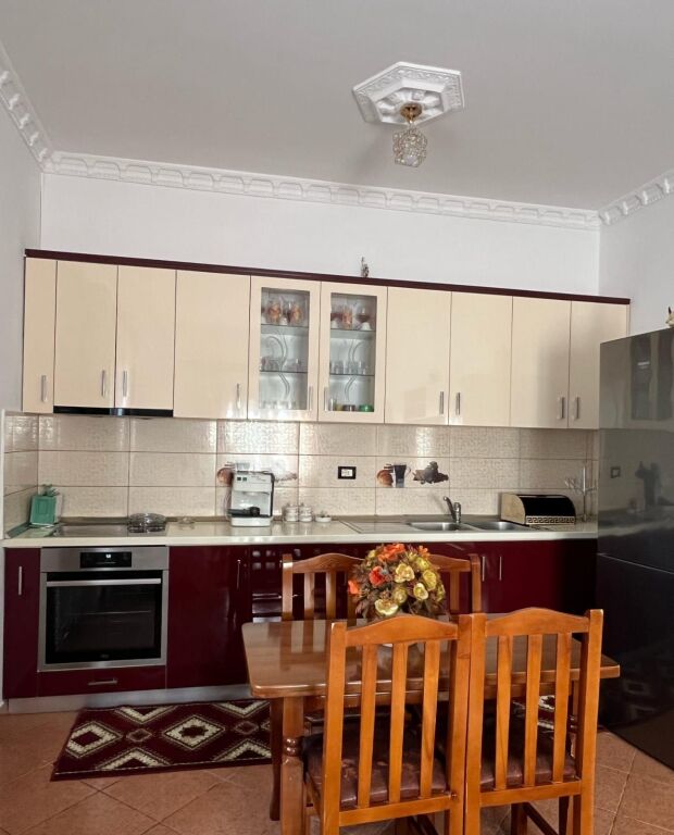 Rent | Shtëpi private 2 + 1+Ballkon | Rruga Siri Kodra | 500 €/month