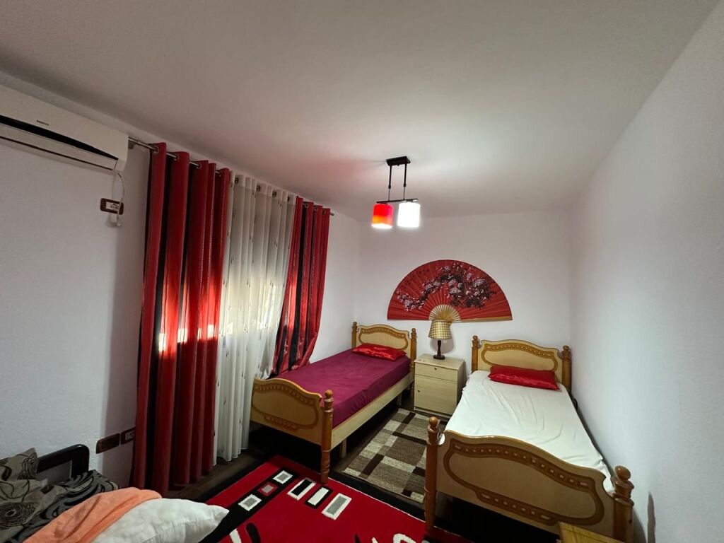 🏢Pazari i Ri jepet me qera apartament 2+1,i mobiluar.60,000Leke (i diskutueshem)