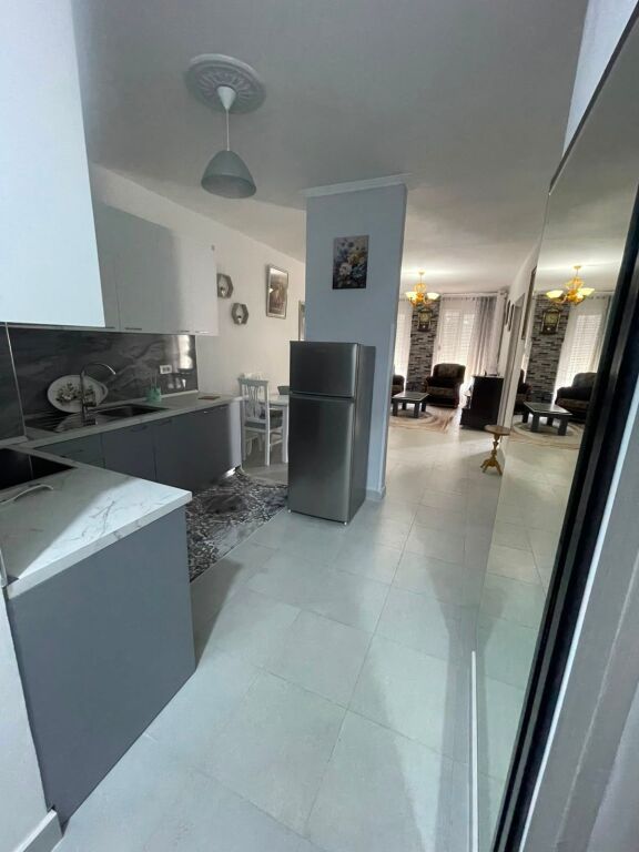 Affittasi 2+1+2 e parcheggio per 55.000 lek
