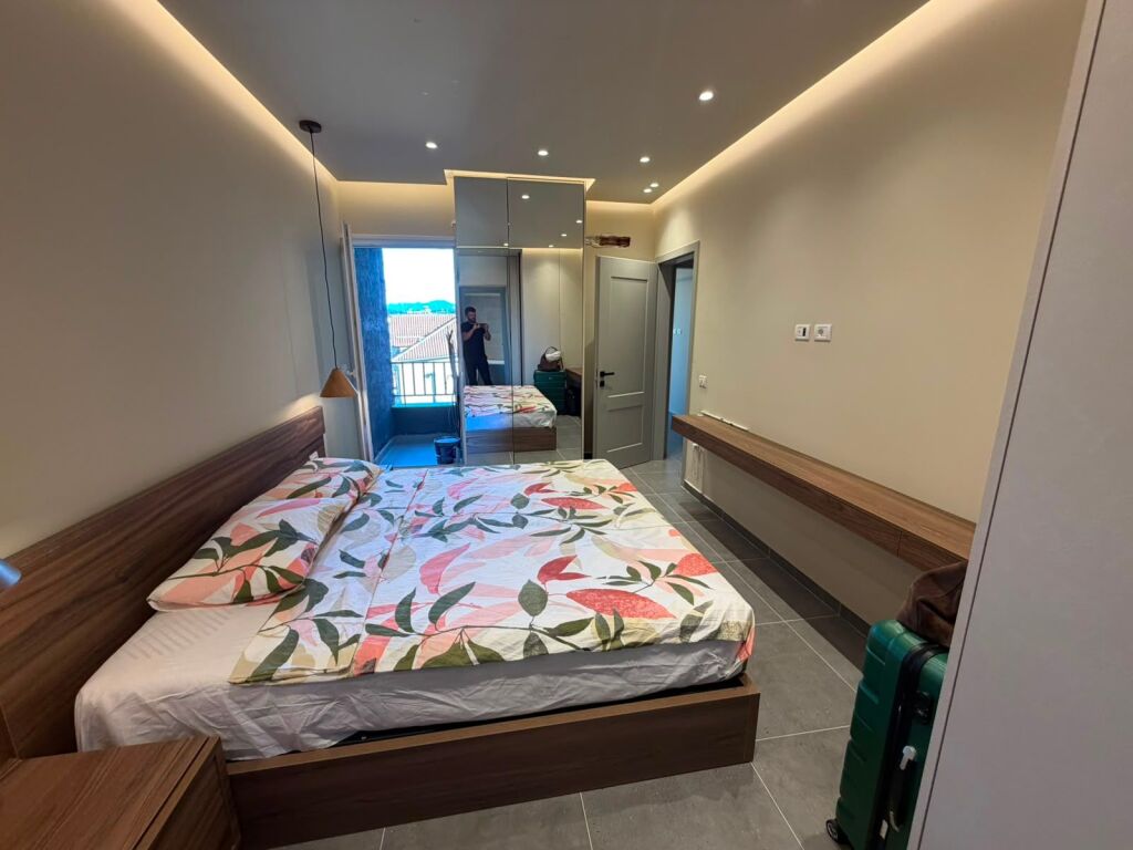 We rent a 2+1+2 apartment together with a parking space at Pazari i ri!