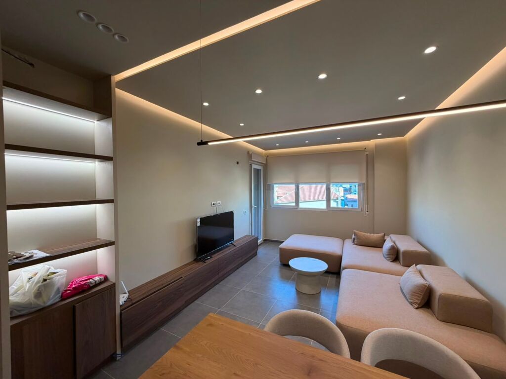 We rent a 2+1+2 apartment together with a parking space at Pazari i ri!