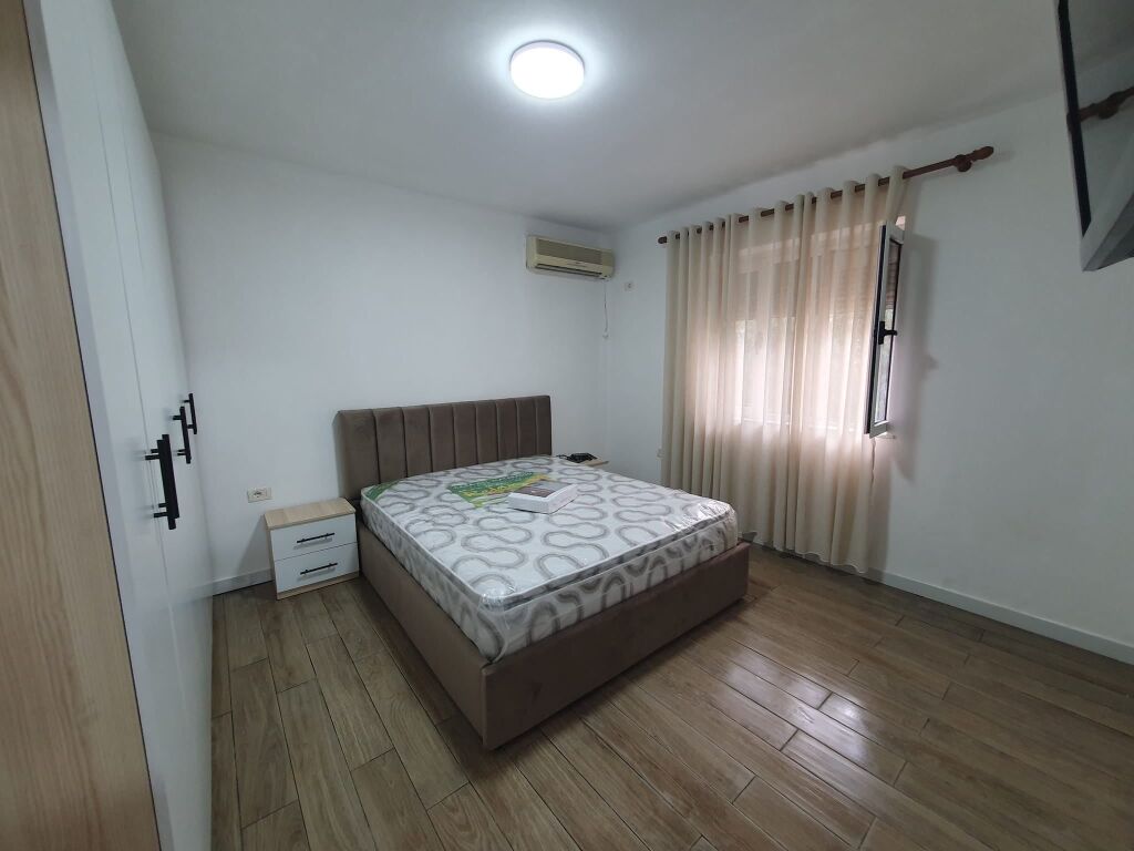 Jepet me qira Garsionere te rruga e Durresit 450 mije leke