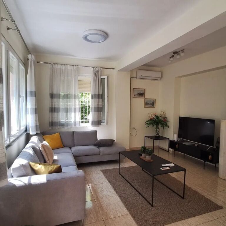 JEPET ME QERA KATI I PARE I NJE SHTEPIE PRIVATE - TEK HOTEL MONDIAL , 21- DHJETORI, TIRANE