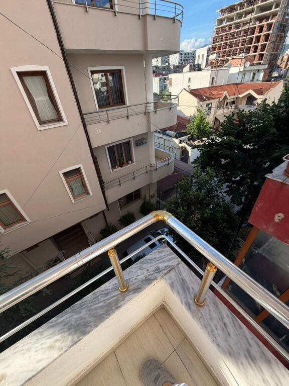 1+1,kat 3 pa ashensore,xhamllik,400 mije leke