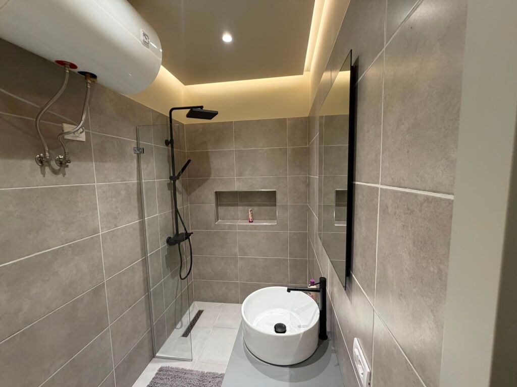 We rent a 2+1+2 apartment together with a parking space at Pazari i ri!