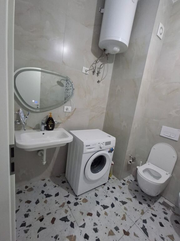 Jepet me qera apartament 1+1 tek Mangalem 21 ne Ali Dem