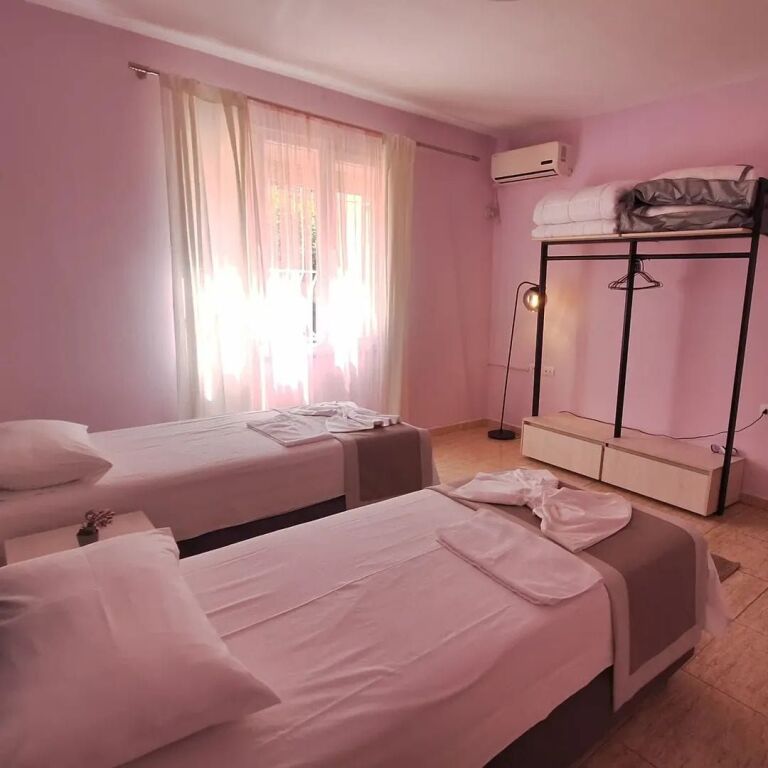 JEPET ME QERA KATI I PARE I NJE SHTEPIE PRIVATE - TEK HOTEL MONDIAL , 21- DHJETORI, TIRANE