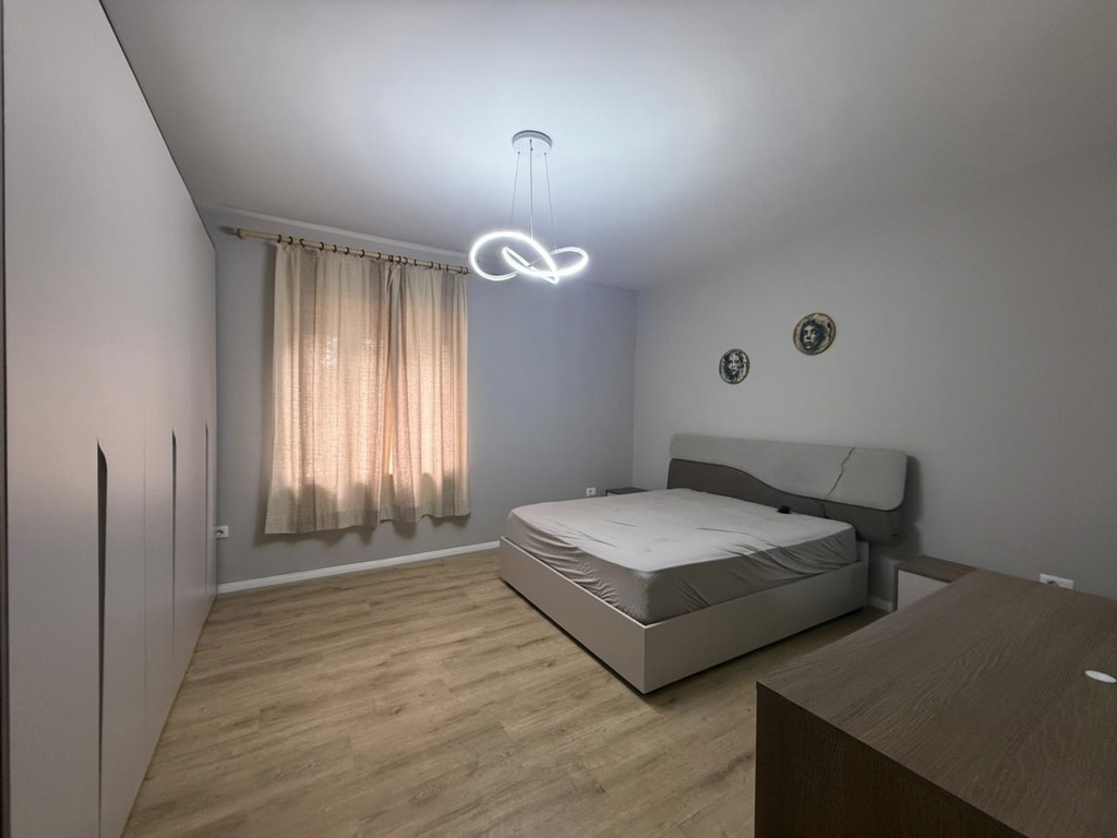 Apartament 1+1 + Post Parkimi me qira tek Medreseja