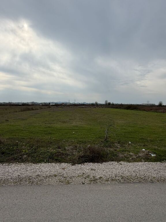 Shitet Tokë pranë Autostradës Tiranë–Durrës