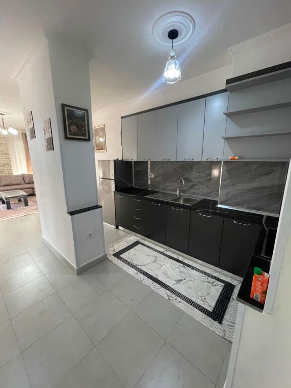 Affittasi 2+1+2 e parcheggio per 55.000 lekë