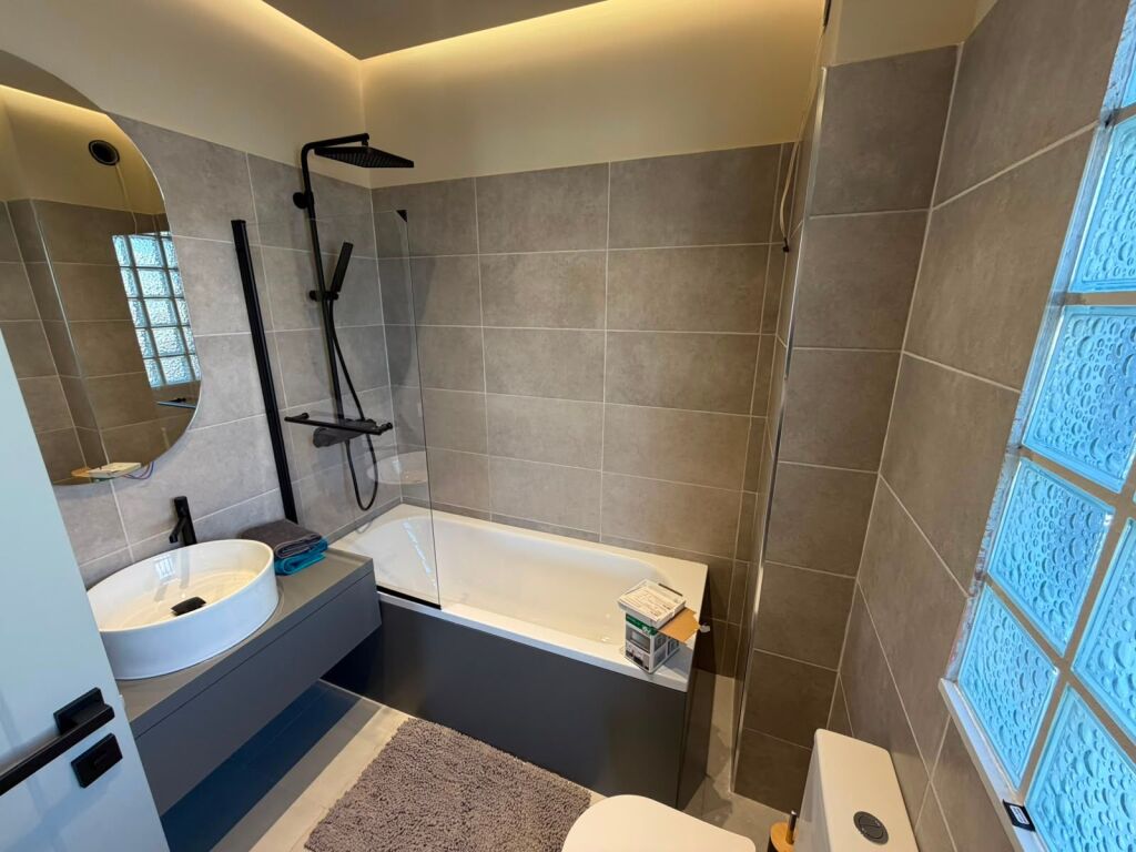 We rent a 2+1+2 apartment together with a parking space at Pazari i ri!