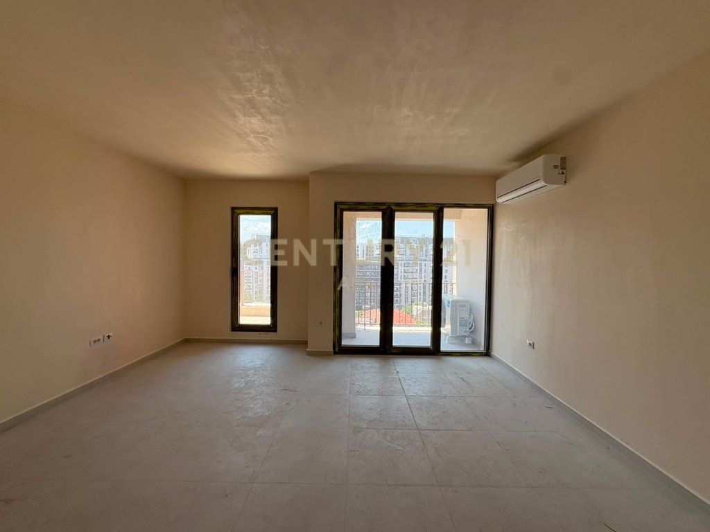 Jepet me qira apartament 1+1 me verandë për zyra në Rrugën Dritan Hoxha!
