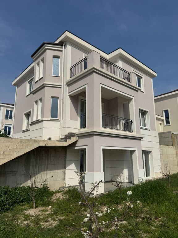 🏡 Villa su 3 Piani in Vendita – Collina Verde, vicino a TEG