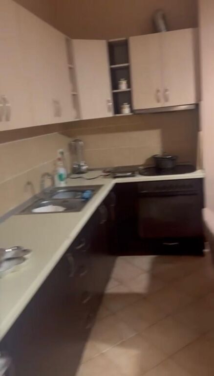 🏡 Shitet Apartament 2+1+2 në Yzberisht – Pranë Spitalit Amerikan 3